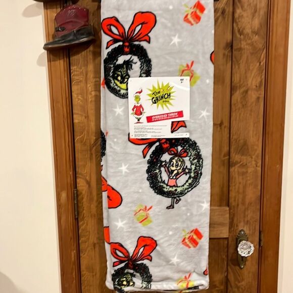 NWT The Grinch Christmas throw - Picture 1 of 4